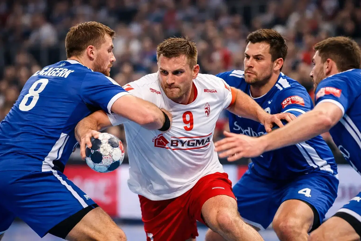 Professionelle håndboldspillere i aktion under Herreligaen-kamp