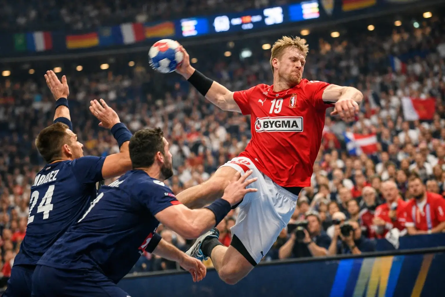 Intens håndboldkamp under VM gruppespil med fulde tribuner